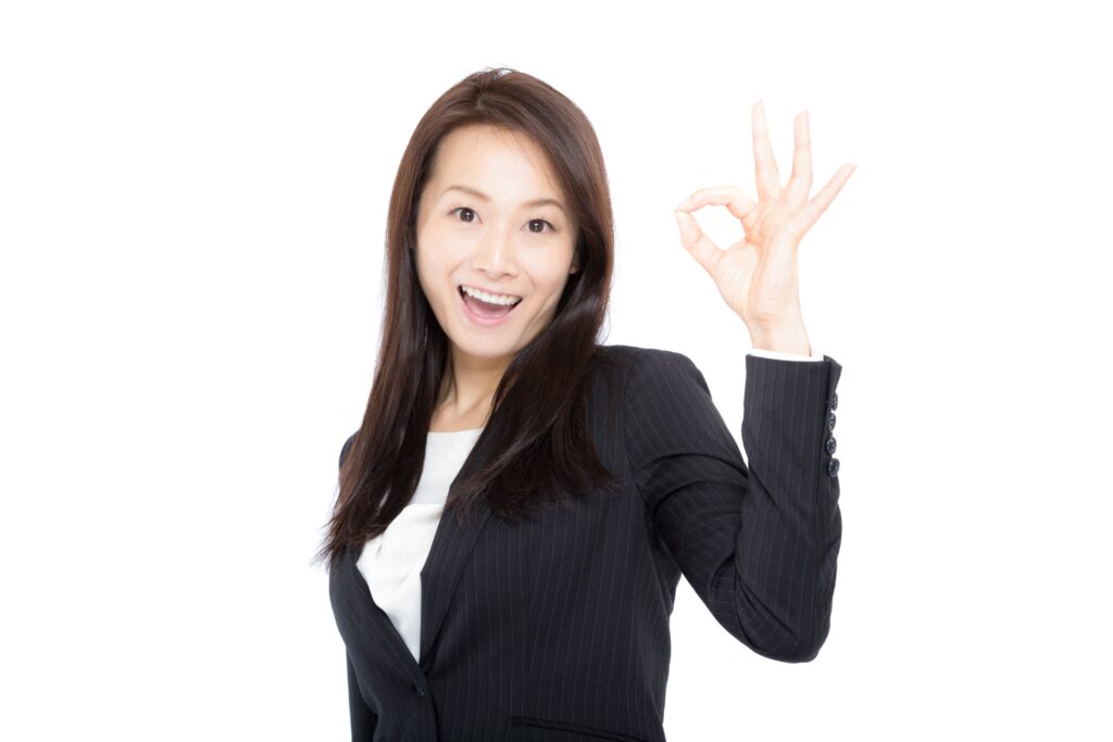 笑顔で「OK」を出す女性